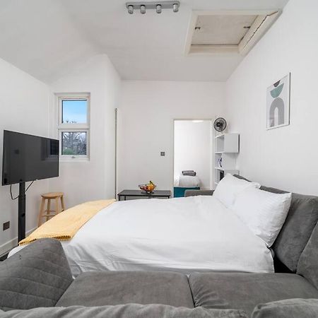 New 3Bed Stylish Apartment With Amazing Transport Londra Exterior foto