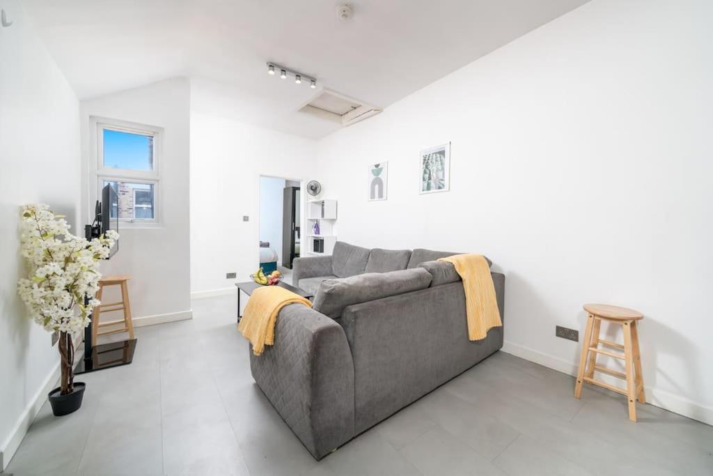 New 3Bed Stylish Apartment With Amazing Transport Londra Exterior foto