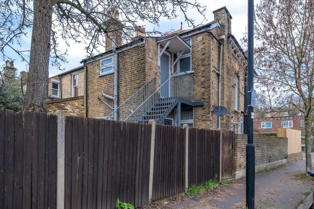 New 3Bed Stylish Apartment With Amazing Transport Londra Exterior foto