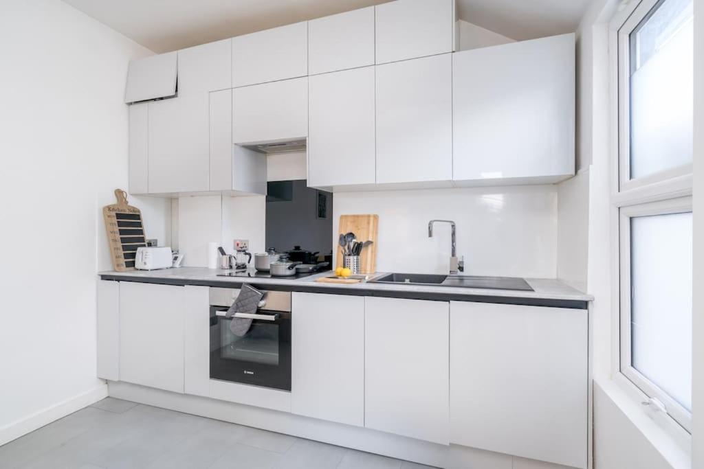 New 3Bed Stylish Apartment With Amazing Transport Londra Exterior foto