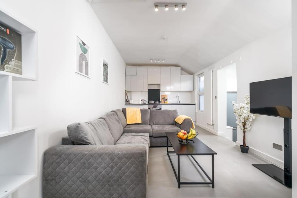 New 3Bed Stylish Apartment With Amazing Transport Londra Exterior foto