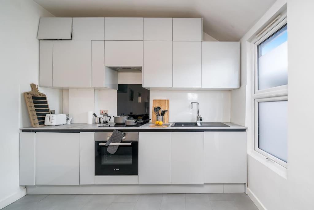 New 3Bed Stylish Apartment With Amazing Transport Londra Exterior foto