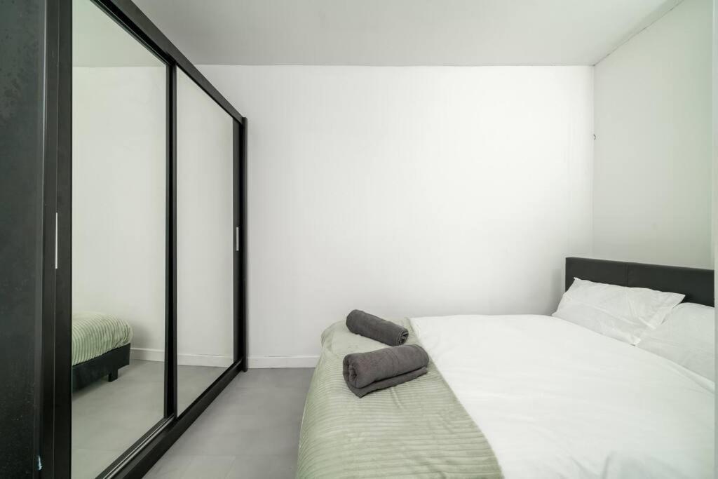 New 3Bed Stylish Apartment With Amazing Transport Londra Exterior foto