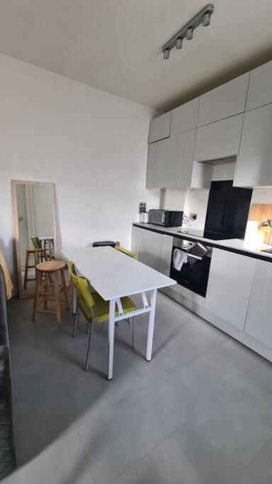 New 3Bed Stylish Apartment With Amazing Transport Londra Exterior foto